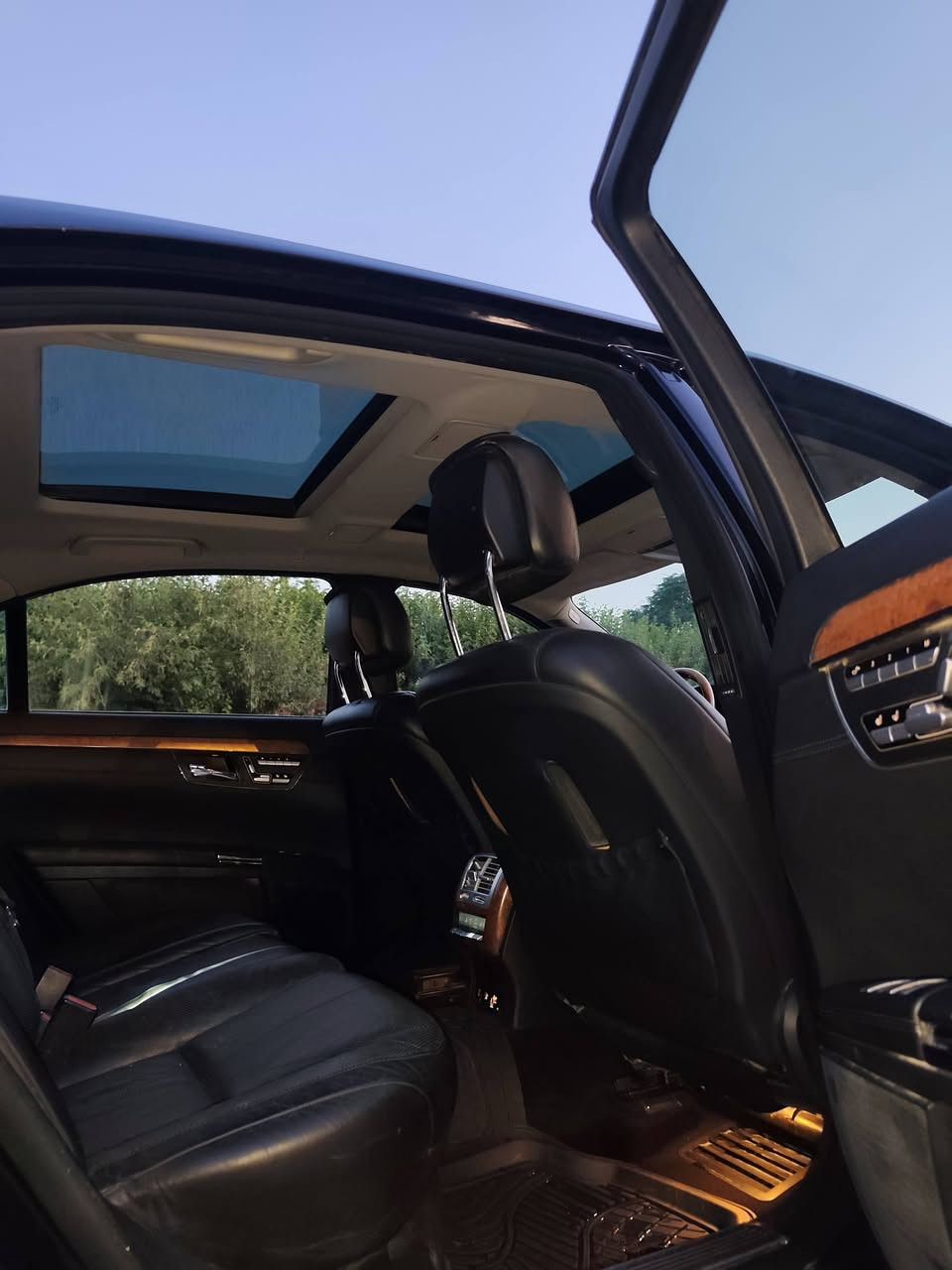 مێرسیدز بێنز S550 هەشت بستۆن بێ تۆربۆ   مۆدێل2010  ساغی دووبەی ٤پارچەی بۆیاغە لەسەر کاڵبونەوە  گێڕ و مەکینە و کارەبای هەمووی بەشەرت مواسەفات Amg کوشن سارد و گەرم پێش و پشتی کارەباییە کوشەنەکانی ٢٤ حەرەکە دەجوڵێ سڵایت و پانۆرامایە هەر ٤ دەرگای شفتە سندووقی شەفتە تراکشن کۆنترۆڵ دەبڵ هەوا بیلادی بەرز و نزم دەبێت  پشتی کامێڕە سوکان عەیزەران گەرمی و ساردی بەشەرت تازە سێرڤزی کامل کراوە چوار تایەی تازەشی بۆ بەستراوە.***********ئاسیا***********
