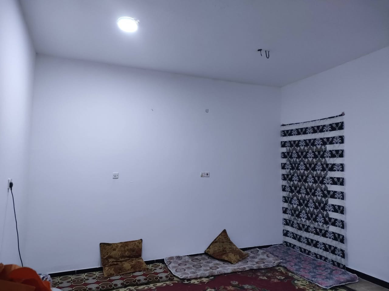 السلام عليكم. دار للبيع طابقين طابو صرف بأسمي. مساحة البناء 200 متر.  سنة البناء 2032. منطقة الحشد مقابل ياسين خريبط الطابق الارضي  يتكون. كراج   استقبال 8*4 وصالة ومطبخ كبير. وغرفيتن منام  . وصحيات خارجية  ومجمع صحيات داخلية الطابق الاول يتكون من أربع غرف كبيرة مع مجمع صحيات.  للاستفسار. *********** السعر 310.  قابل للتفاوض للشراي
