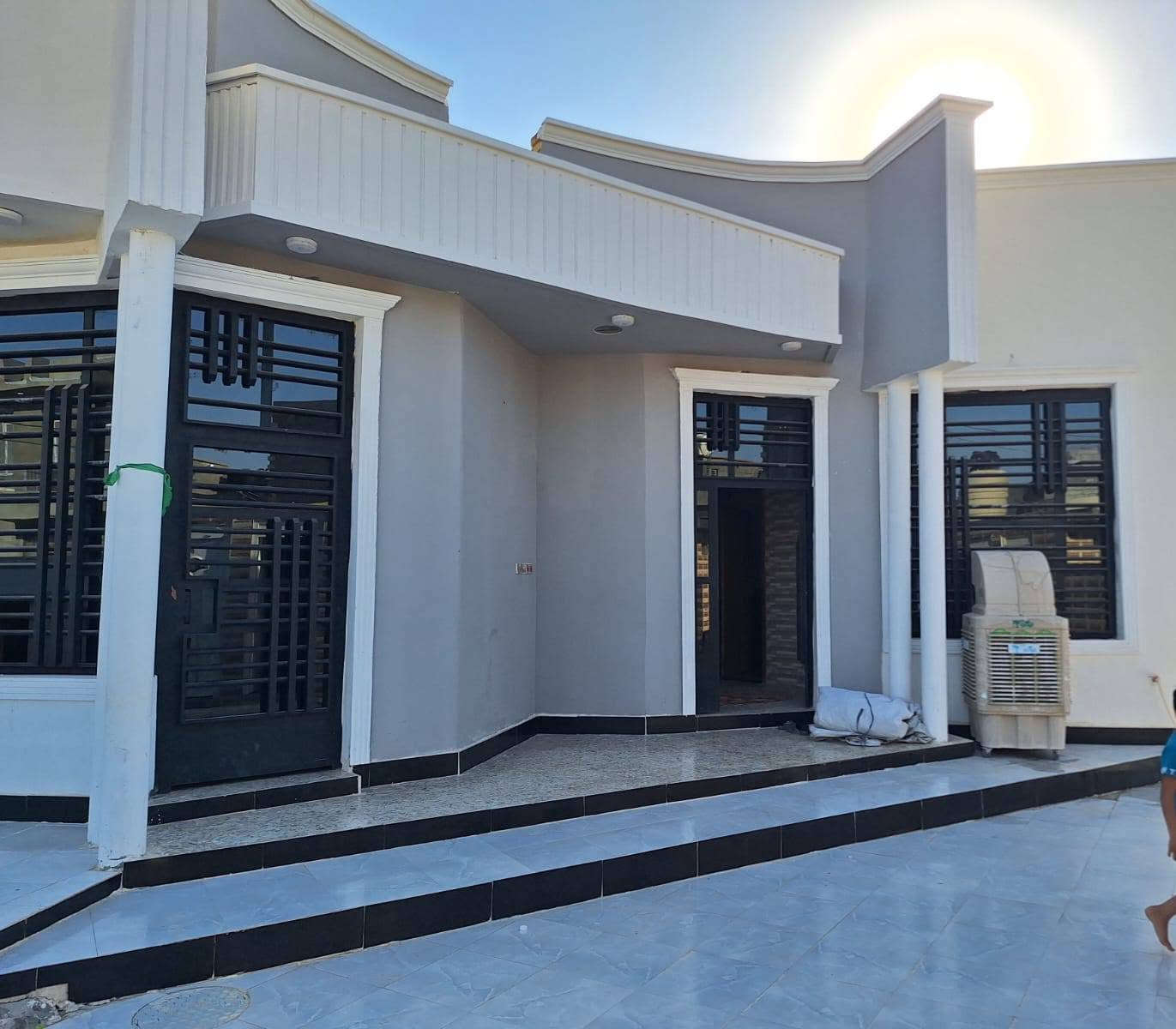 البيت للبيع
المساحه ٤٥٥ متر
الموقع حي اذويب الاول ركن ثلاث اتجاهات منعزل 
جاهز بعمل درجه  ممتازه كل التفاصيل مصممه 
من اشراف مهندس استقبال ٩ ×٤٥٠
٢غرف نوم 
صاله منعزله 
هول طول ١١
صحيات ومغاسل 
خارجيه داخليه 
مطبخ جاهز 
استفسار اكثر 
اتصل 
***********
