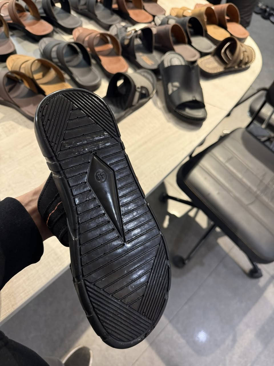 شروة عدد 2000 زوج 
موديل واحد
النمرة من 43الي 47


**إذا كنت صاحب هذا الإعلان وتريد حذفه لأي سبب، رجاءا أرسل رسالة إلى الدعم الفني**