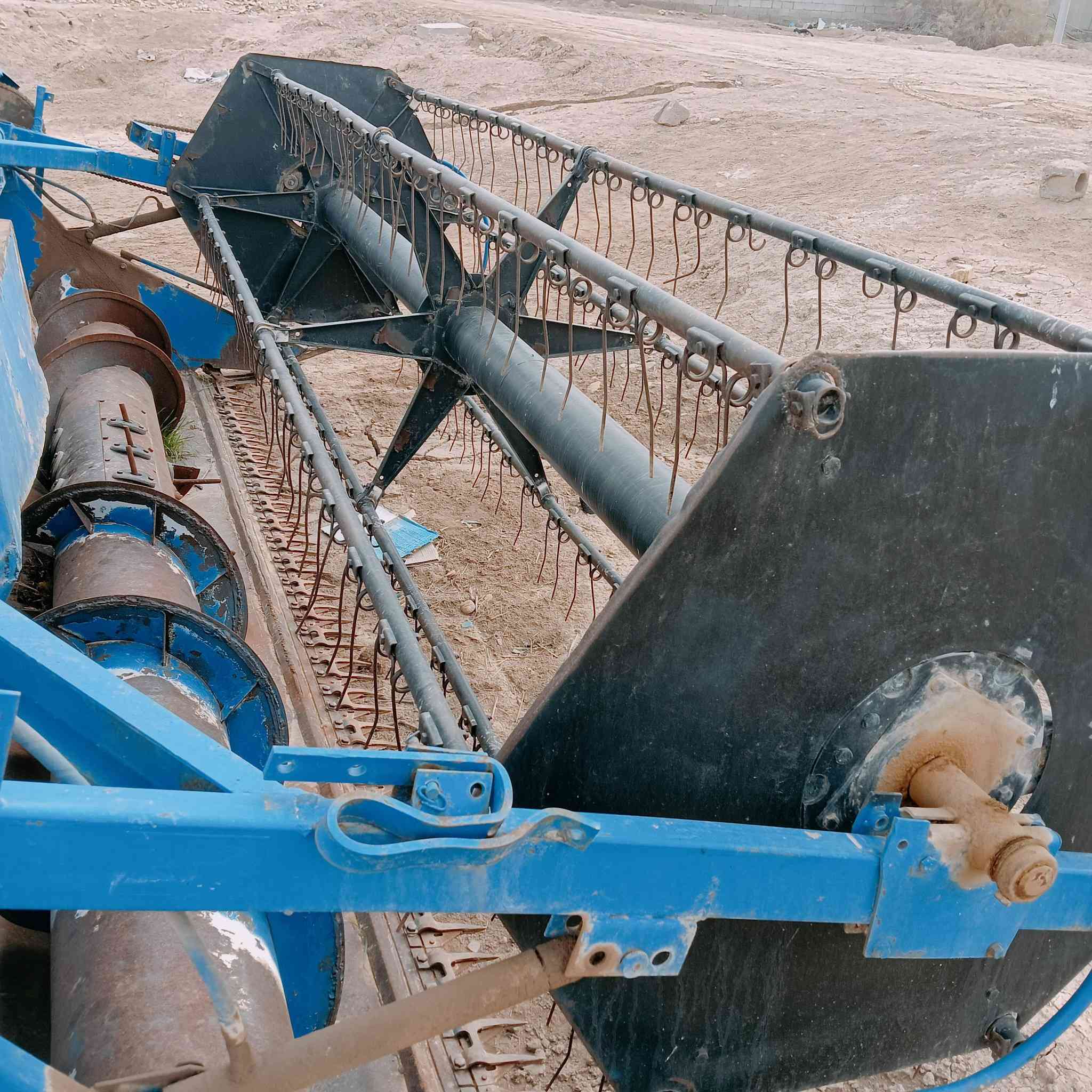 حاصده للبيع موديل 2000 محرك وبم وهدروليك جداً انضاف الحاصده شغاله حد من خلصت حصاد سعر جداً مناسب ***********
