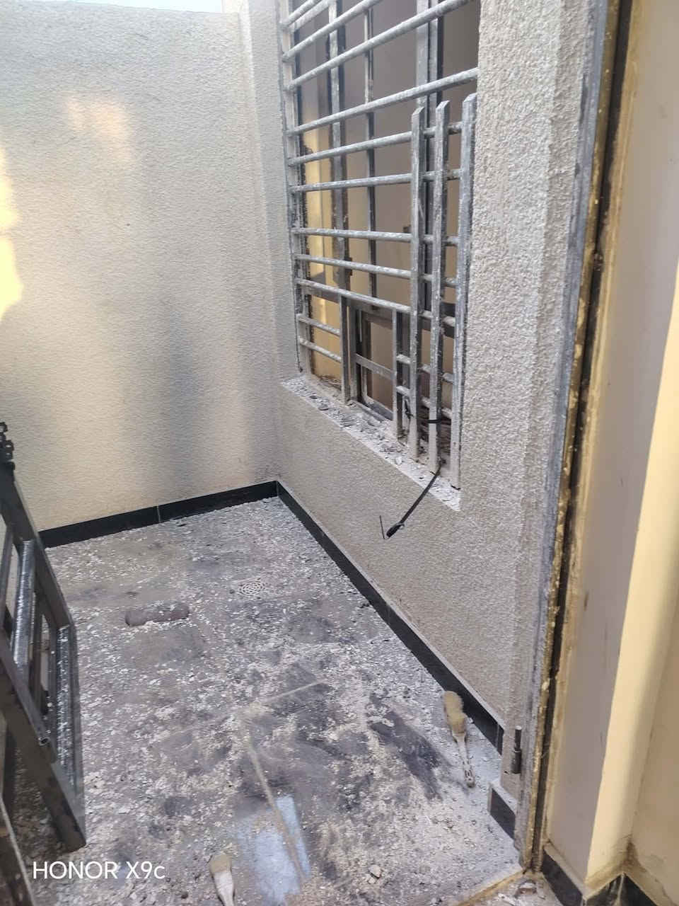 سلام عليكم بيت ١٠٠ طابقين يحتوي ٤ غرف واستقبال ومطبخ  بناء حديث مكان الراشديه ٧ نيسان ***********
