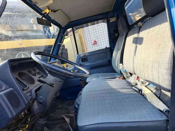 للبيع السيارة مديل ٩٣  بغداد إنكليزي بسمي مدور ثاني يوم السيارة جديدة مكينة ١٣ بدون تنقيص ولا تبخير ***********
