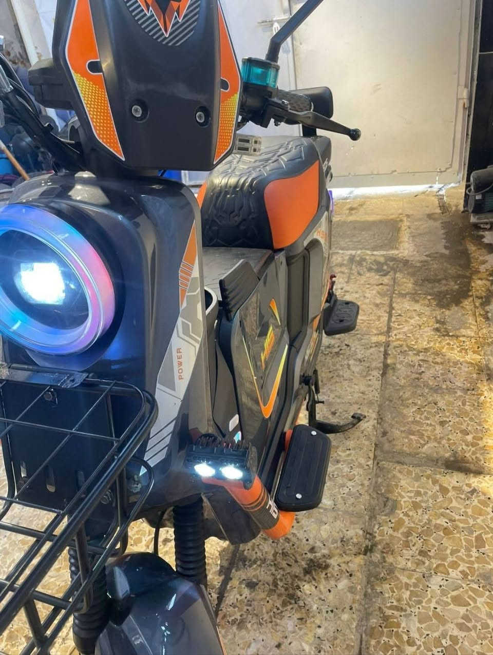 السلام عليكم دراجه اكس900لبيع نضافه 100/100 درجة نضيفه متوازي على بيعته السعر475وبيه مجال رقمي***********
