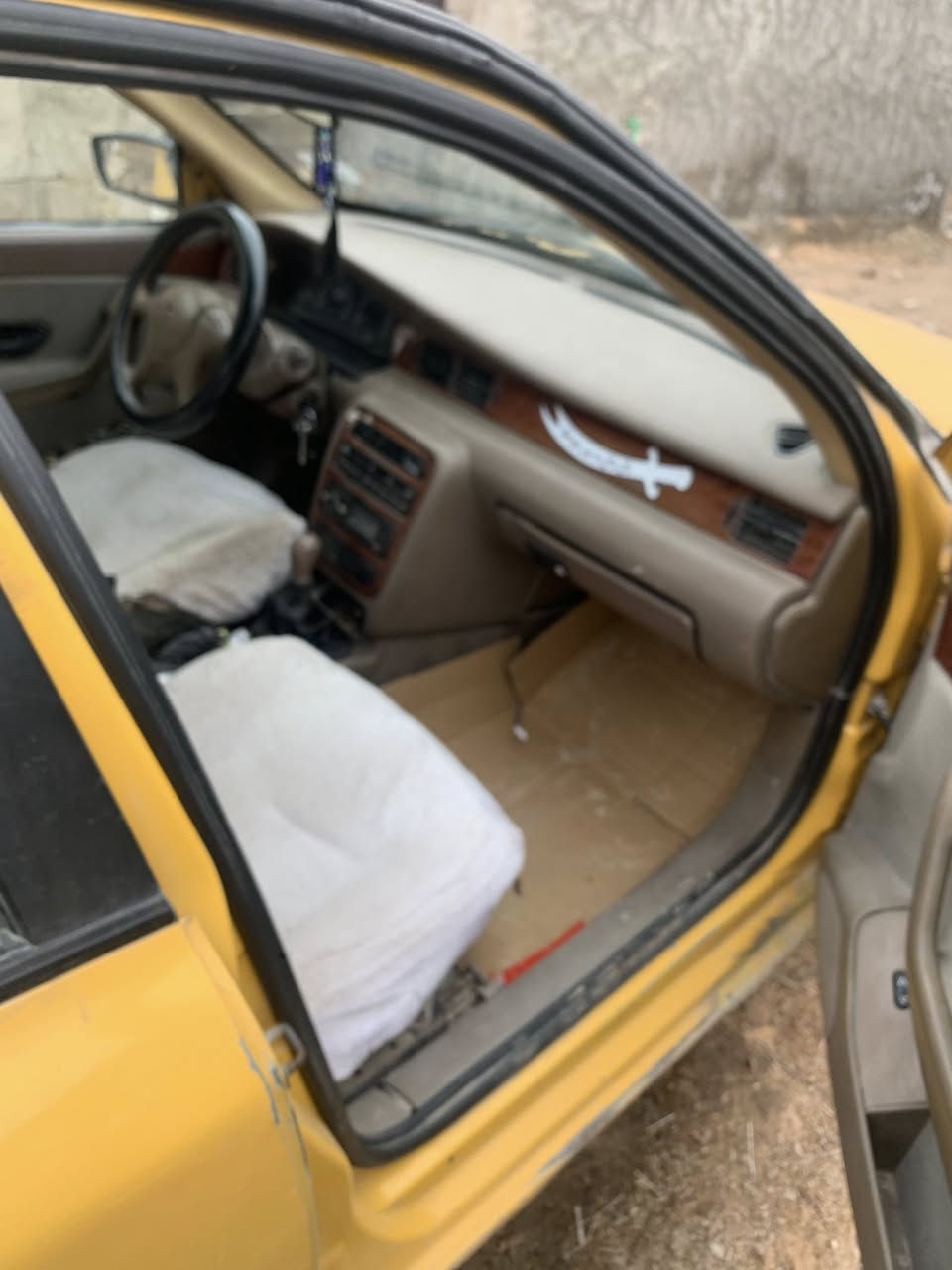 سياره للبيع سمند مديل عشرين صفر هيئه وغرامه سنويه لل٣٠مكينه وكير شرط بيها بس بنبد مبدل وبيها الدوس خايسات مداور ثاني يوم عنوان نجف رقم تلفون*********** السعر 30وبيها مجال
