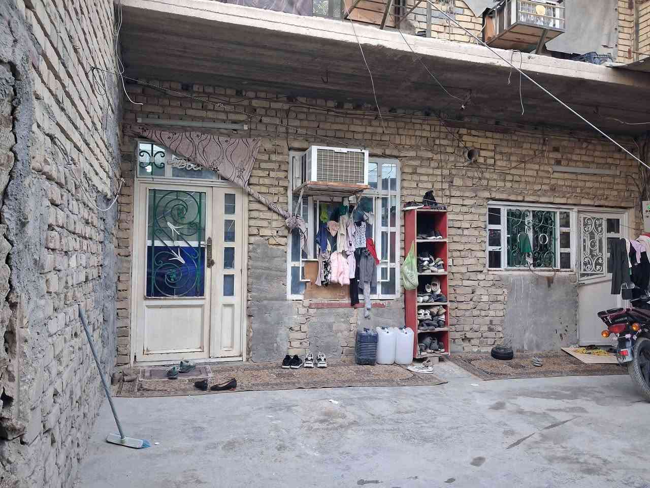 بيت للبيع طابقين سند 25مساحه140بناء135اربع غرف نوم صاله مطبخ واستقبال صحيات خارجيه وداخله طابق ثاني3غرف نوم صحيات  بيتونه مخزن 4×5 موقعه خلف مول ومنتجع جنائن كربلاء قرب مدينة العاب نوارس طريق الحر يبعد عن الشارع العام 200متر  سعر180وقابل للتفاوض  لمزيد من تفاصيل واتساب ***********
