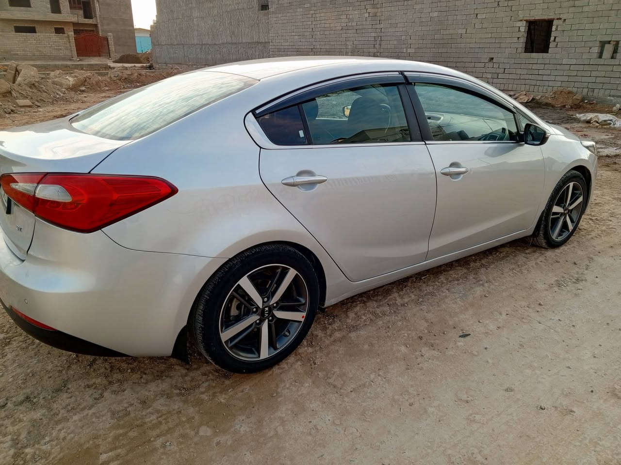 سيراتو 15 خليجي كير محرك تبريدتمام حساس امامي وخلفي تحكم وشفتات ستيرن لد امامي صبغ 5قطع.سعر103وبيه.مجال.***********
