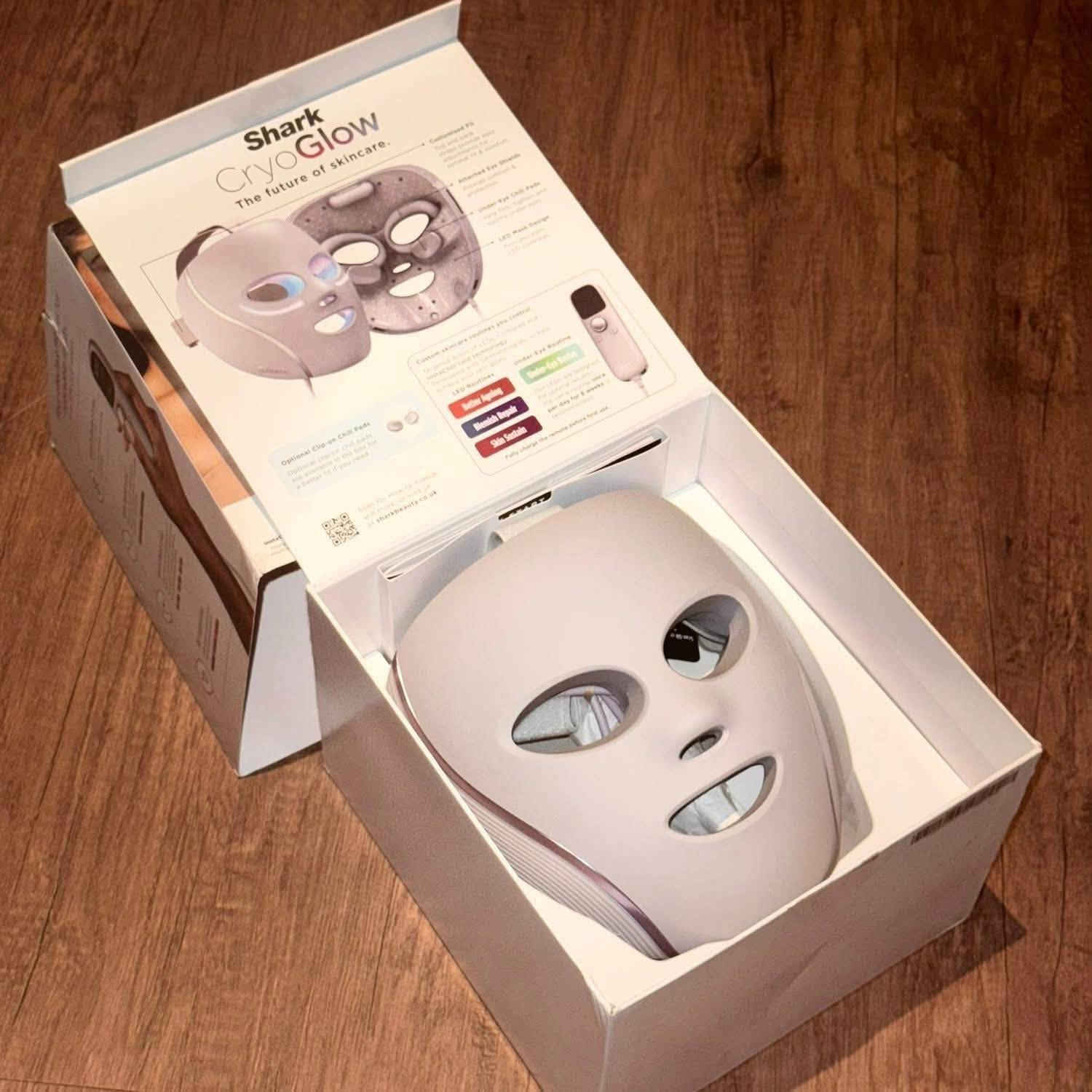 Shark CryoGlow الأصلي للعناية بالبشرة 🔹
✅ تقنية LED Therapy المتطورة للعناية بالوجه.

✅ نظام تبريد تحت العين (Cryo Cooling) لتقليل الانتفاخ والهالات.

✅ يساعد على تحسين مظهر الخطوط الدقيقة والتجاعيد مع الاستخدام المنتظم.

✅ يساهم في تقليل آثار الحبوب وتوحيد مظهر البشرة.

✅ مناسب لجميع أنواع البشرة.

✅ يحتوي على 4 برامج علاجية مختلفة (إضاءة LED وتبريد).

✅ مطور بالتعاون مع أطباء الجلدية للاستخدام المنزلي الآمن.

✨ يمنح البشرة مظهراً أكثر نضارة وإشراقاً من راحة المنزل دون الحاجة لزيارة مراكز التجميل.

 

السعر 100


**إذا كنت صاحب هذا الإعلان وتريد حذفه لأي سبب، رجاءا أرسل رسالة إلى الدعم الفني**