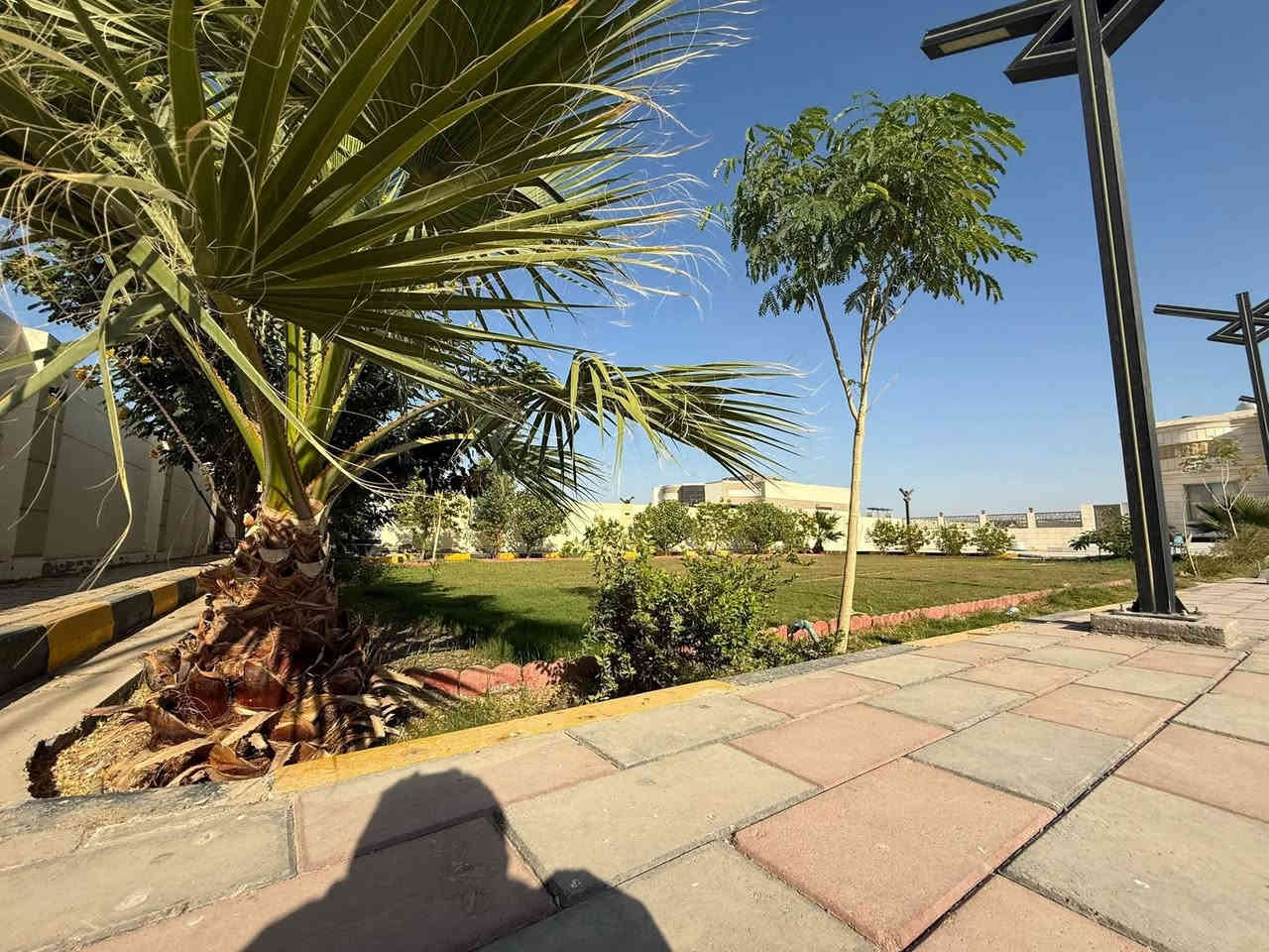 #دار_للبيع بناء حديث 🏡  – مساحة كبيرة وموقع مميّز / الموقع: الديوانية خلف عمارات الزيتون
المساحة الكلية: 1450 متر
الواجهة: 24 متر
الطابو: زراعي – سند 25 مداور مباشر

تفاصيل الدار:
 • مساحة البناء: 180 متر
 • واجهة الدار: 11 متر
 • نوع البناء: كونكريت مسلح + طابوق
 • التقسيم الداخلي:
 • غرفة نوم
 • صالة
 • استقبال
 • مطبخ
 • صحيات داخلية وخارجية
—————————
#نستقبل_جميع_عروضكم
———————————————————
🔺#للاستفسار الاتصال ع الأرقام التالية
***********
***********
—————————————————————
او زيارة مكتبنا 
🔺مكتب جنه الزهراء 
🔺العنوان خلف عمارت زيتون
