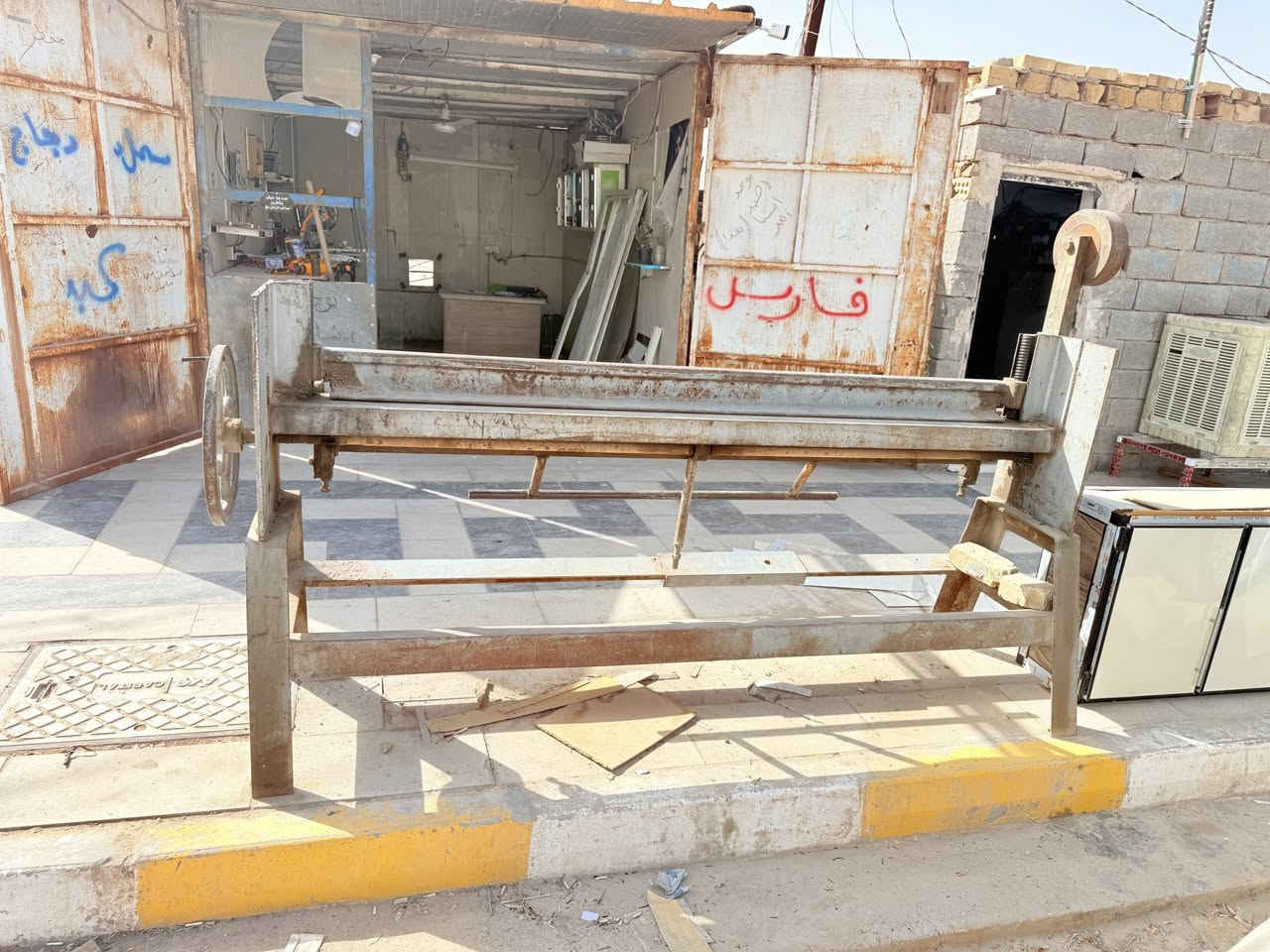 السلام عليكم كاونترات وكرفان وعاوجة الامنيوم للبيع للستفسار ***********
