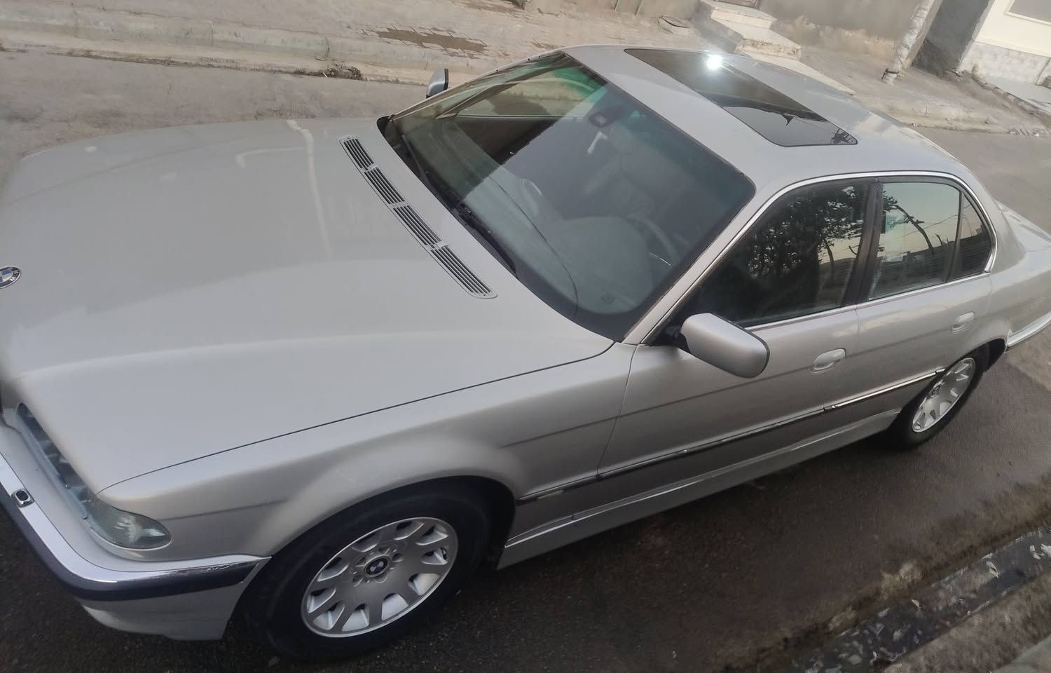 السلام عليكم
خفاش 740i 
موديل 1997 محدثة 2000
سيارة مكينة وكير خير من الله 
تخم تأير 
السعر 85 وبيها مجال 
***********
