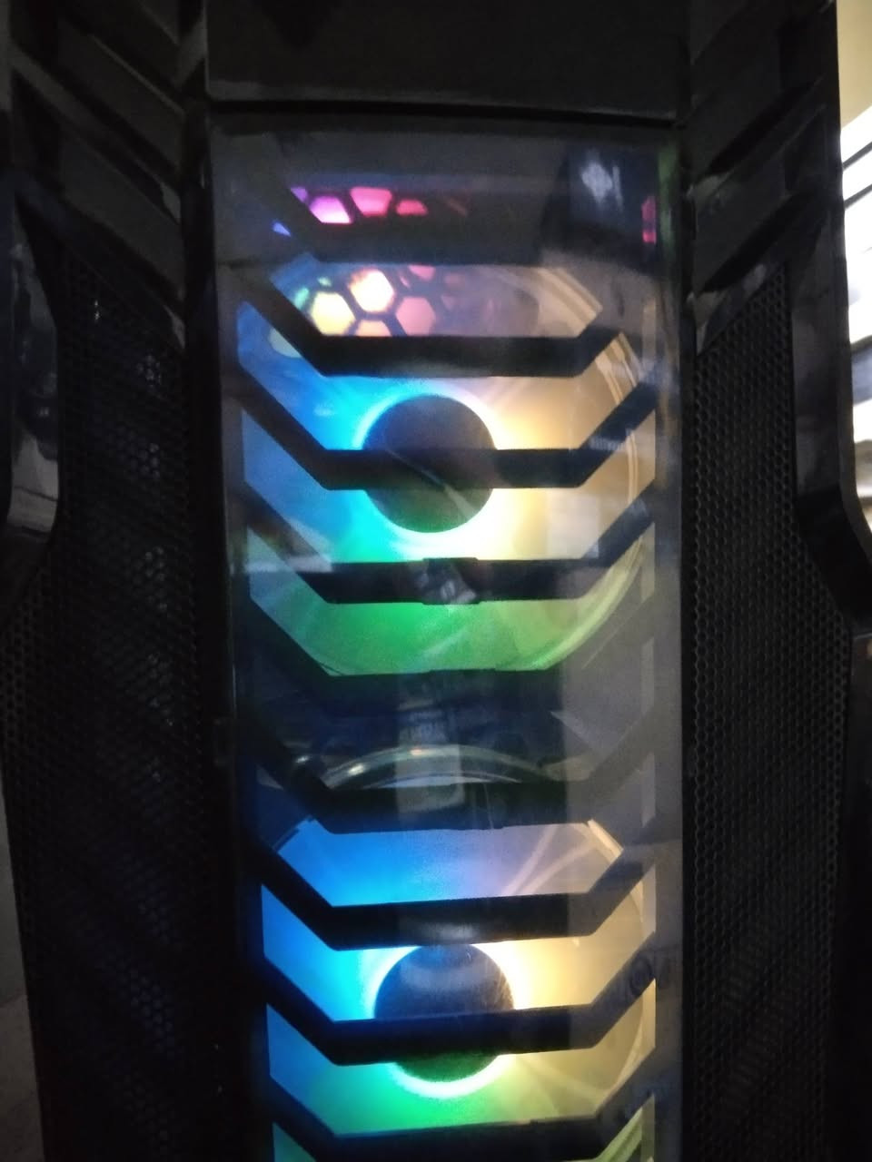 السلام عليكم 
حاسبة دسكتوب تجميع انتل كور 7 جيل السادس مستعملة نظيفة للبيع 
......
السعر 400 ألف دينار 
***********
عنوان بغداد زيونة 
البيع بضمان الفحص 
لا يتوفر توصيل 
.......
ملاحظة 
كيس فقط بدون أي ملحقات 
......
المواصفات 
معالج انتل كور 7 جيل السادس رقم المعالج 6700
كارد شاشة 8 كيكا جديد AMD RX 580 GDDR5 
هارد 360 كيكا للنظام والبرامج جديد SSD 
هارد 500 كيكا للالعاب HDD 
هارد 500 كيكا للالعاب HDD 
رام 32 كيكا جديد 8×8 تردد 1600 DDR3 
مذربورد جديد جيل السادس والسابع Asrock B150 DDR3 
تبريد معالج احترافي جديد coolstrom RGB 
مراوح انارة متغيرة عدد 3 مع المتحكم Aigo RGB 
باور سبلاي 650 واط حقيقي ThermalTake 
كيس جديد حجم كبير TIC G-Force 
.......
الحاسبة تعمل على نظام وندوس 11 وتحتوي على أكثر من 30 لعبة طور القصة اوفلاين مع لعبة ببجي موبايل اونلاين 
......
مع جزيل الشكر لإدارة المجموعة
