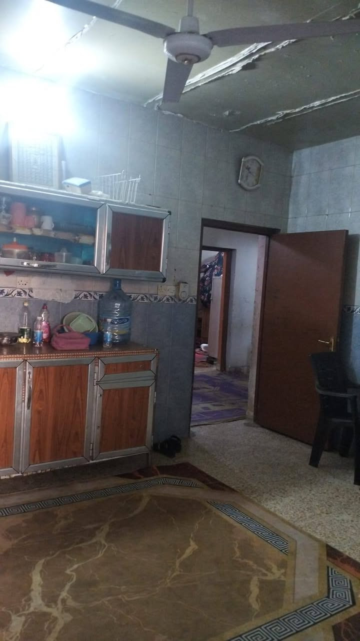 السلام عليكم 
بيت مساحة 200م للبيع 
الطابق الارضي عكادة 2 غرف نوم واستقبال ومطبخ وحمام وتواليت داخلي وخارجي والطابق الاول مسلح 3 غرف نوم وحمام وسطح 
والطابق الثاني غرفة ساندويج بنل 3*4  وسطح ينفع لبناء غرفة او اكثر 
موقع البيت حي العامل محلة 803 ز77 شارع مدرسة سمو العراق الاهلية 
للاستفسار اتصل على الارقام التالية 
***********
***********
