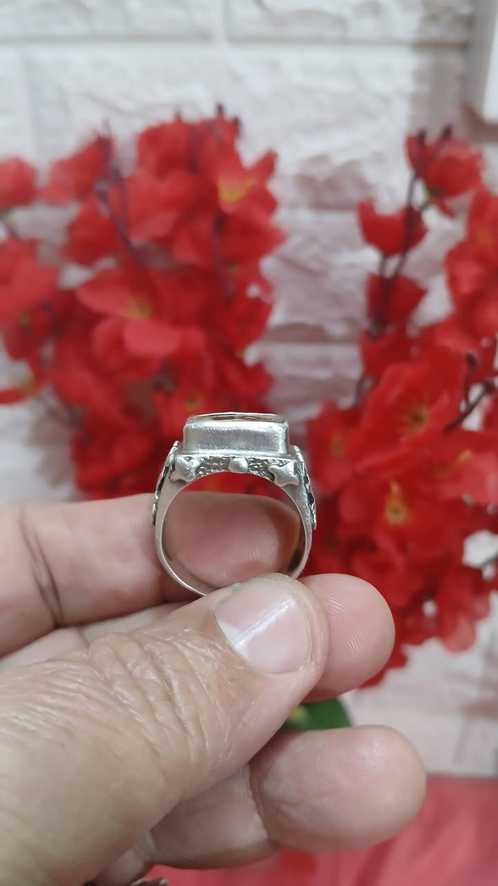 اللهم صل على محمد وآل محمد
خاتم متوج بحجر رضوي نيشابوري((مصور رجل واقف)) بصياغه يدوية جميلة وثقيلة للبيع مكاني بغداد


**إذا كنت صاحب هذا الإعلان وتريد حذفه لأي سبب، رجاءا أرسل رسالة إلى الدعم الفني**