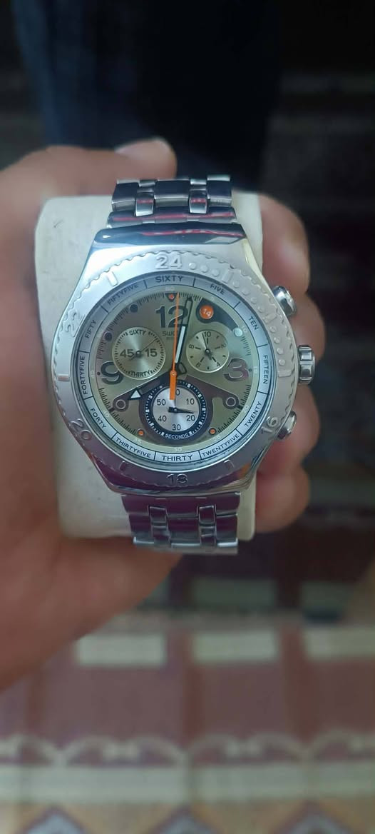 The Chrono "Sandy Streets" وتحمل الرقم المرجعي YOS420G. [1, 2]
وهي ساعة كرونوغراف سويسرية الصنع، وتتميز بالمواصفات الرئيسية التالية:

الهيكل والسوار: مصنوعان من الفولاذ المقاوم للصدأ (Stainless Steel) المتين.

المقاس: تأتي بحجم هيكل كبير يبلغ 47 ملم.

الحركة: تعمل بحركة الكوارتز (بطارية) من نوع ETA الدقيق.

الميزات: تحتوي على وظيفة ساعة إيقاف (كرونوغراف) ونافذة لعرض التاريخ عند مؤشر الساعة


**إذا كنت صاحب هذا الإعلان وتريد حذفه لأي سبب، رجاءا أرسل رسالة إلى الدعم الفني**