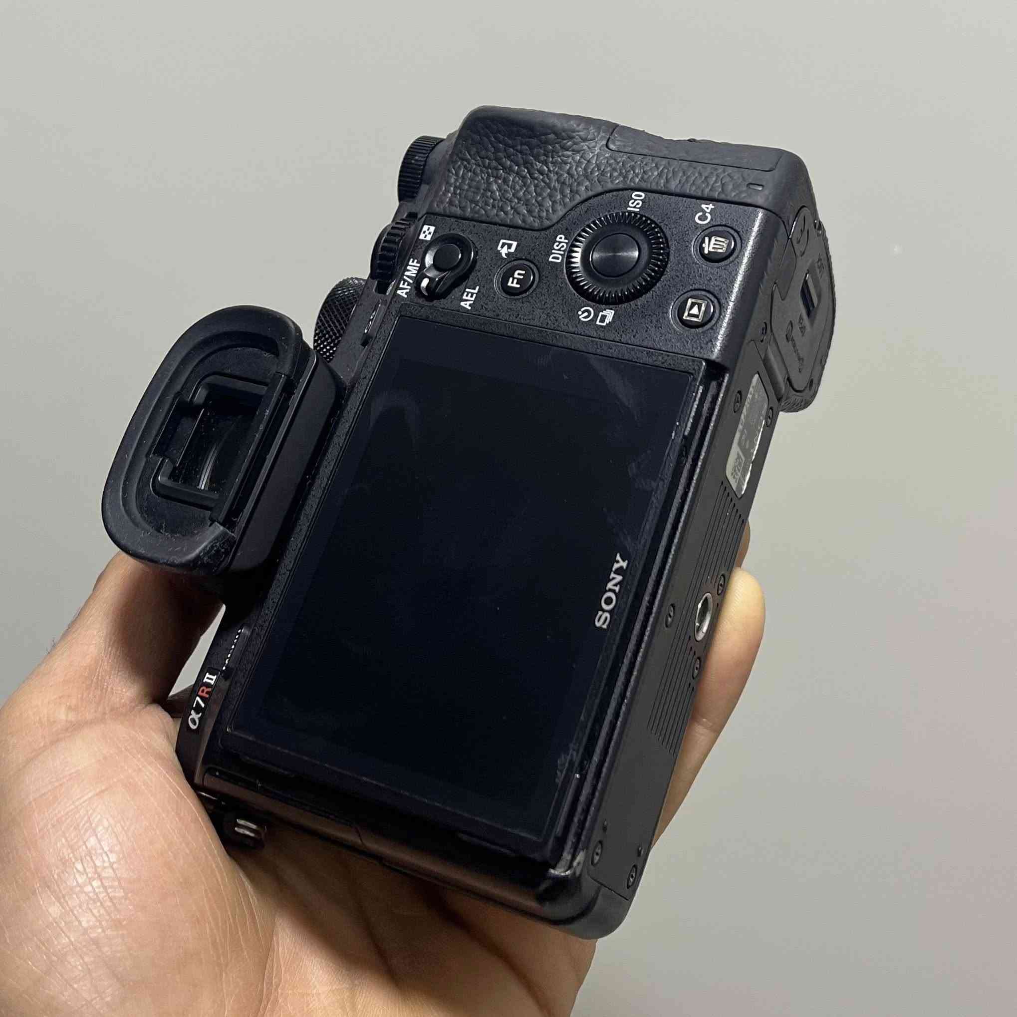 📸 للبيع – Sony A7R II بحالة ممتازة
كاميرا نظيفة جداً استخدام شخصي 
ما بيها أي خلل، الفحص مفتوح

🔹 مرفق وياها:

 • 2 بطارية + شاحن


**إذا كنت صاحب هذا الإعلان وتريد حذفه لأي سبب، رجاءا أرسل رسالة إلى الدعم الفني**