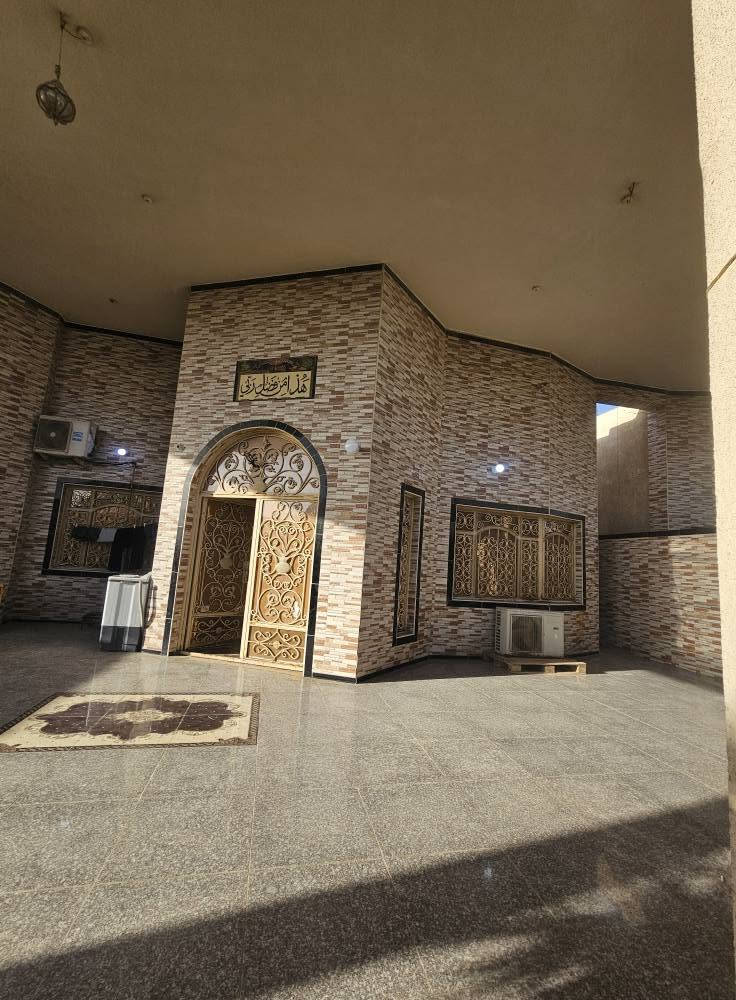 🚨 فرصة استثمارية وتجارية مميزة في أبي الخصيب 🚨
​عقار (بيت تجاري) مميز للبيع
​العنوان: البصرة - أبي الخصيب - شارع المحكمة (موقع استراتيجي وحيوي).
​المساحة الكلية: 700 متر مربع.
​نوع البناء: طابوك (بناء قوي وجاهز).
​السند: طابو صرف (تحويل مباشر باسم المشتري).
​🏡 تفاصيل العقار ومشتملاته:
​3 غرف نوم واسعة.
​صالتين داخليتين.
​ديوان (مضيف) كبير لاستقبال الضيوف.
​مطبخ بنظام (حار / بارد).
​مجمع صحيات متكامل.
​كراج كبير جداً يتسع لعدة سيارات.
​حديقة واسعة تضفي جمالية على المكان.
​🏬 الميزات التجارية:
​يحتوي العقار على محلات تجارية عدد (2) على الشارع العام مباشرة، مما يجعله فرصة مثالية للاستثمار أو السكن والعمل في آن واحد.
​📞 للاستفسار أو المعاينة:
يرجى الاتصال مباشرة على الرقم: *********** البصرة, العراق
