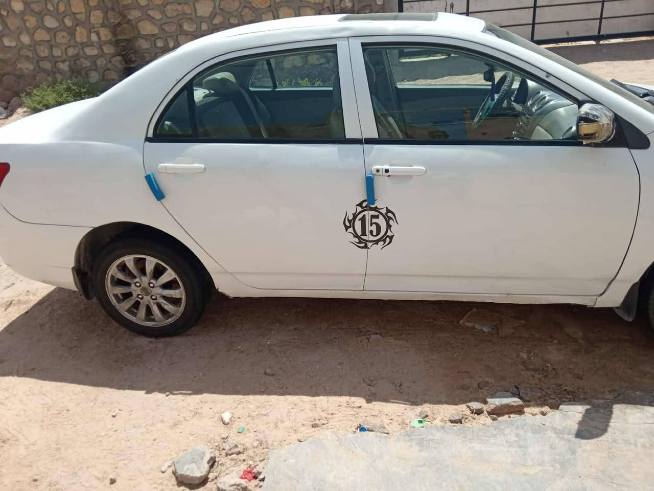 السلام عليكم بيوايدي. 2015
رقم بغداد  
سيارة صبغ عام بيهة ضربه بين الجنطه والجاملغ    مواصفاتها 
تحكم استيرن/مابيه تبريد /لايت عدسة كهربائي/ قماره/ //اربع نوافذ / حساسات خلفية شغالات

محرك وكير كلش نظيفات لاتنقيص 
ولاتبخير    سياره جديده شغل واطلع وين ميعجبك غرفة السيارة كلش نظيفة    عوزه دريمات كلهن ٢٥
مكان السيارة نجف  عمود 130  
السعر (41)$ ورقة وبيها مجال  متوازي كلش على بيع 
للاتصال ***********
