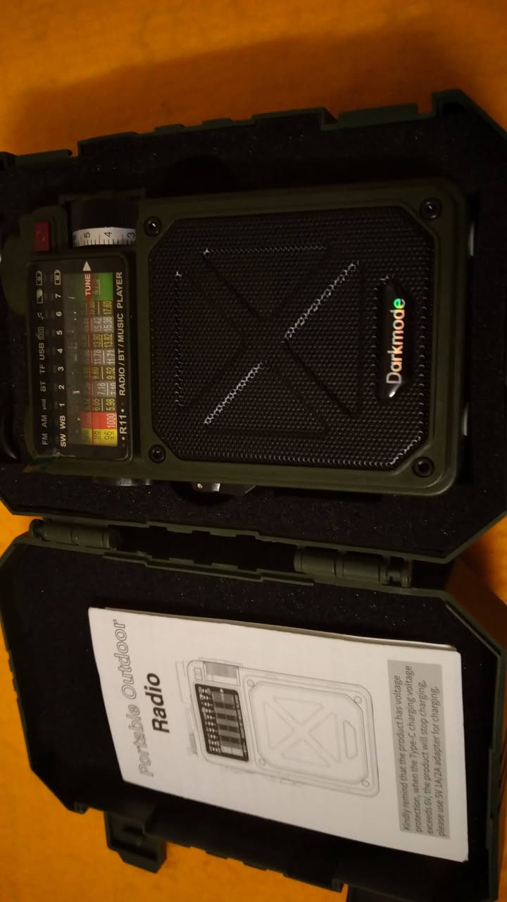 راديو  متعدد موجات ماركة معروفة . سحب جدا قوي يدعم شحن طاقة شمسيه وتايبسي ويدوي . يعتبر بور بنك لشحن الأجهزة لايت مدمج مع بوصلة وجهاز انذار وبلوتوث وسائط.  غير مستخدم كامل ملحقات توصيل متوفر تواصل خاص


**إذا كنت صاحب هذا الإعلان وتريد حذفه لأي سبب، رجاءا أرسل رسالة إلى الدعم الفني**