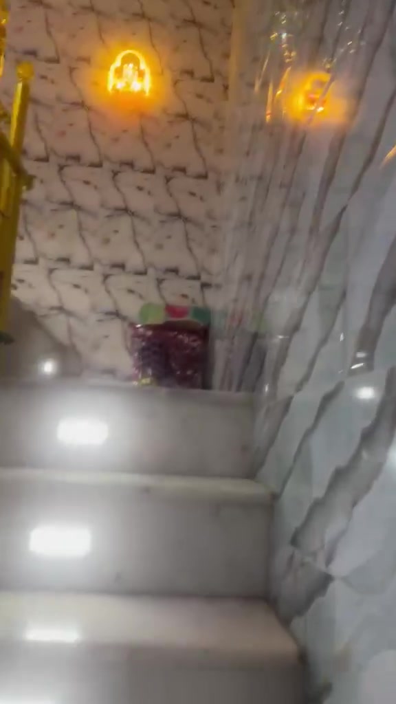 الدار للبيع مساحه 125بناء حديث فول موقع تجاري وسكن ابو الدشير شارع اسواق الرحمن يحتوي على محل واستقبال وحولي وغرفه نوم ومطبخ وخدمات والفوك غرفتين ومطبخ وخدمات وكامل على الاخر الحقيقه احلى من التصوير ***********
