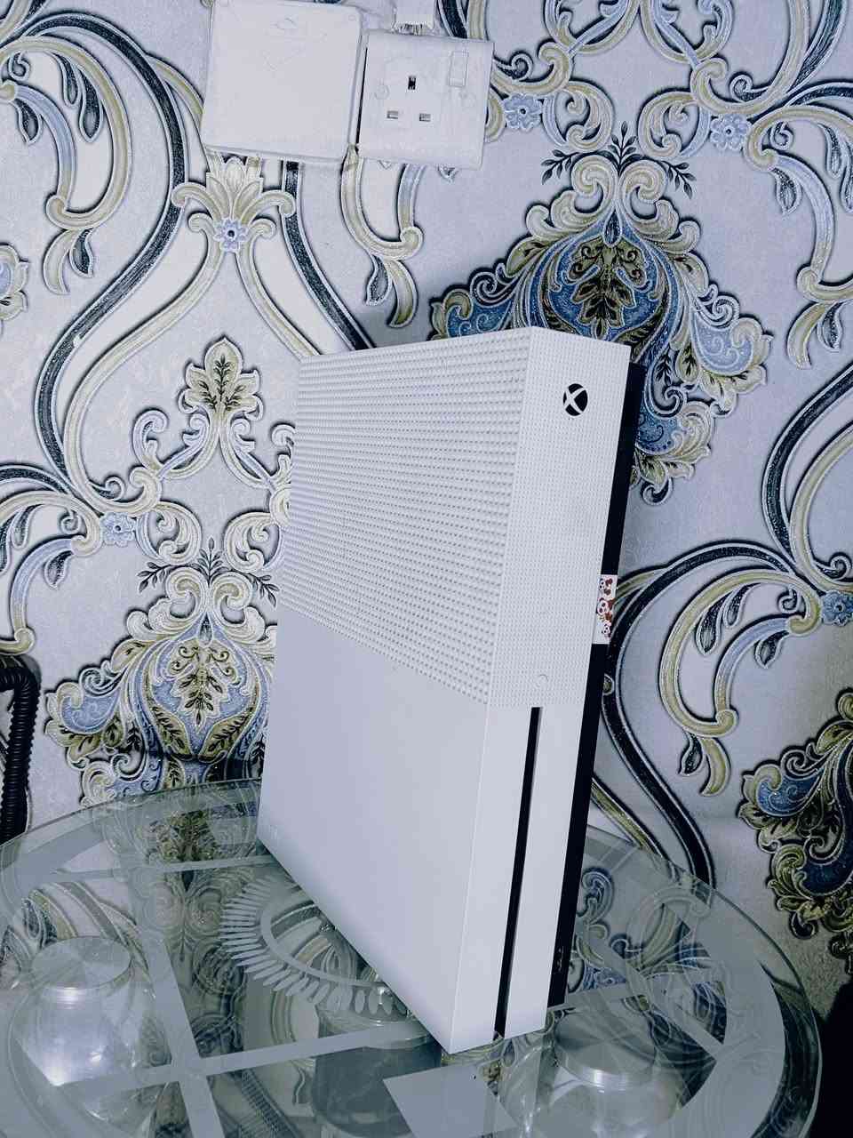 إكس بوكس ون إس (Xbox One S) للبيع - بحالة الوكالة
جهاز نظيف جداً ومحافظ عليه، ومواصفاته كاملة وما محتاج أي شي:
المساحة: 1 تيرابايت لوك ستيكر 
النظافة: الجهاز ما داخل صيانة نهائياً وبشرط الفحص (تجي تفحص يله تاخذه ).
تاريخ الصنع/الإصدار: شهر 7 / سنة 2018.
الملحقات: * جويستك عدد 2 اصليات شغالين تمام وبدون أي درفت أو مشاكل.
كابلات الكهرباء والـ HDMI الأصلية كاملة.
💰 السعر : 190 ألف دينار عراقي بي مجال (جهاز وأخو الجديد).
📍 الموقع: [ مدينه الصدر]
📞 للتواصل: [***********أو راسلني خاص]
