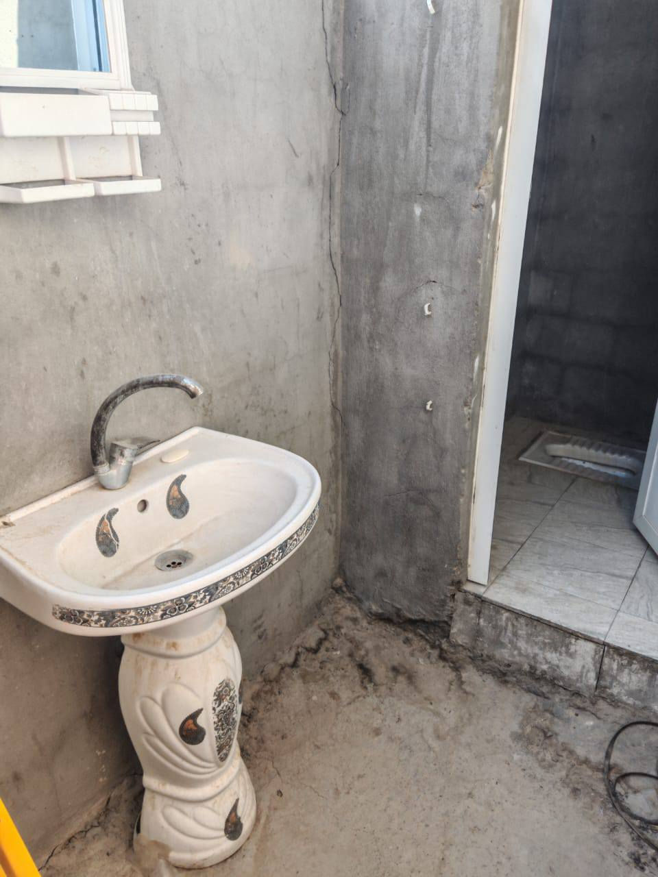 السلام عليكم بيت مساحته 300متر بناء ٨٠متر يحتوي على غرفه نوم واحده واستقبال ومطبخ  وصحيات 2كامل بس ما مكيش طابو زراعي سند 25 واجهة 9نزال 37 بغداد الدورة هورجب شارع المنتجع سعره 65 للاستفسار الاتصال على ***********
