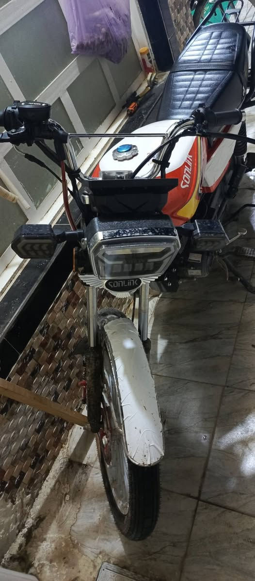 السلام عليكم دراجه للبيع سيفان سونك 25 برتقالي اللون لون المحرك اسود ضاغطه وزنجيل  المحرك 200  جديد مصالئ شهر من مستخدم  شاشه لمس + التشغيل عن بعد العنوان بعقوبة الهويدر السعر خاص ادخل ودال ***********
