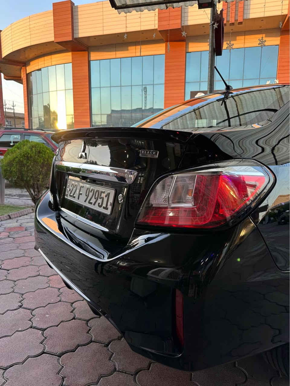 شاشة وكامرة 
كار بلي 
تحكم سكان 
كروز سرعة 
لايتات وبك لايت ليد 
مانع تزحلق 
ويل كب بلاد اسود 
بلاجكتر بلادي 
تبريد شاشة
سعر السياره 98 وبيها مجال بسيط

السيارة موديل 2022 بلاك ادشن بلادي بدون صبغ فقط مكان بارد وبيها حالوب
مكان السياره اربيل عينكاوه
***********
*********** أربيل, العراق
