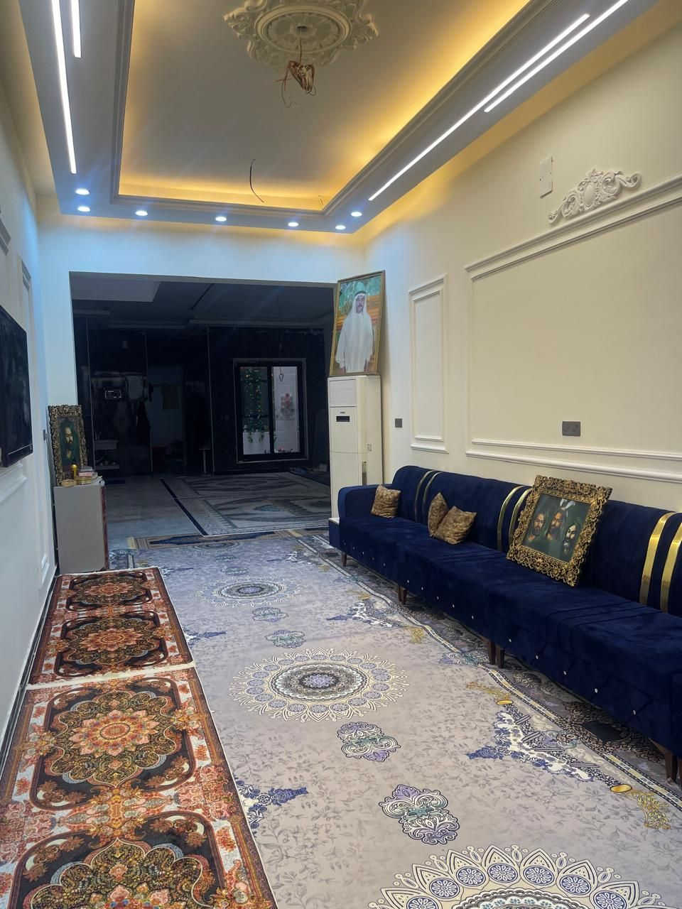 السلام عليكم عدنه هاذا البيت للبيع البيت درجه اولى حديث صار عشرة أيام من كمل البيت متعوب عليه بشكل بي كراج حديقه وست غرف نوم سويت وحمام خارجي الواقع فى منطقه حي اور ٦٠٠ بشارع ابو عبير  قرب مطعم بيت الفلصطيني *********** الاستفسار ع رقم بي وتساب
