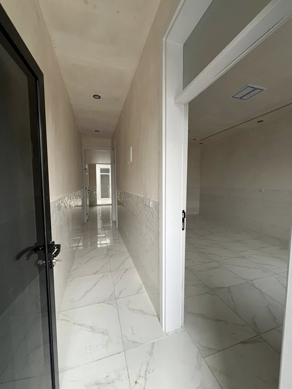 سلام علیکم
#خانووی_مۆدێرن بۆ فرۆشتن ⛪💒
ناونیشان 📍 ناحیەی ڕزگاری (سموود) 
 

◼️ گەڕەکی نەورۆز ئەنفالە کۆنەکان
◼️ ڕووبەری 5 بە 20 = 100 مەترە
◼️ ڕێگەپێدانە بەمەرجی وەکالە عامە  
◼️ ئاڕاستەی ڕوو لە خۆری بەیانییە 
◼️ شوێنێکی زۆۆر خۆش و دڵگیری هەیە  
◼️ کامل ژوورەکانی سەقف مەغریبی و دکتە 
◼️ خانووەکە سفرە و ماڵی تێ نەچووە  

🔴 ژوورەکانی ئەم خانووانە پێکھاتووە لە ⬇️

◼️ میوان 
◼️ مساعد مطبخ 
◼️ هۆڵێک 
◼️ ژووری نوستن 
◼️ ڕۆشنایی 
◼️ مشتەمەلات
  

بۆ زانینی نرخ 💵 پەیوەندی بکەن بەم ژمارەیەوە

***********

یان سەردانی ( نوسینگەی ئالان  ) بکەن ⬇️

ناونیشان  : ڕزگاری ـ جادەی نێو بازاڕ ـ بازاڕی زەوی فرۆشەکان
