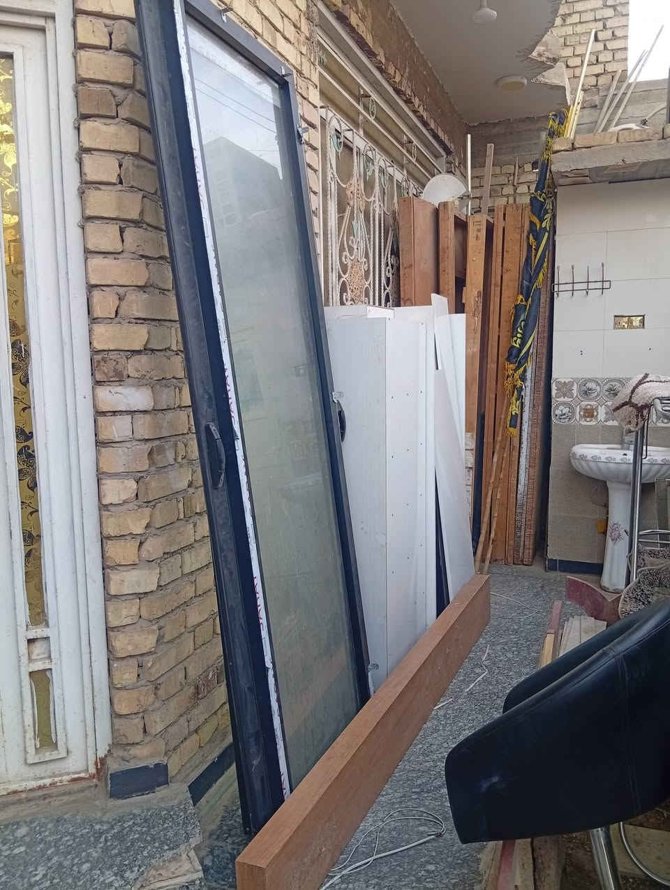 اغراض للبيع 
1/ كراسي دوار عدد9
2/مجمده 
3/طبلات عدد 5
4/ديكور ورد.
5/جهاز حراري مال شعر 
6/ مكتب و طبلات NDFخشب 
العنوان ميسان حي الشهداء للستفسار الاتصال على الرقم ***********
