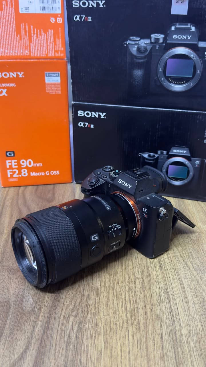 السلام عليكم. للبيع كاميرا Sony a7R III 
عدسة 90mm Macro G 

القطعتين Full Box ونظافة ممتازة. البودي أخت الجديد شغال 100% بدون أي مشاكل وشتره 26 ألف صورة بس. 

العدسة زجاجها نظيف جداً بس بيها خلل بالأوتوفوكس وإذا الشراي يحب أصلحها إله قبل البيع فماكو أي مشكلة ونتفق على التفاصيل.

السعر للقطعتين (1,900,000)

المكان بغداد واوصل مناطق بغداد وكربلاء ونجف بابل
للتواصل: *********** (اتصال أو واتساب)

