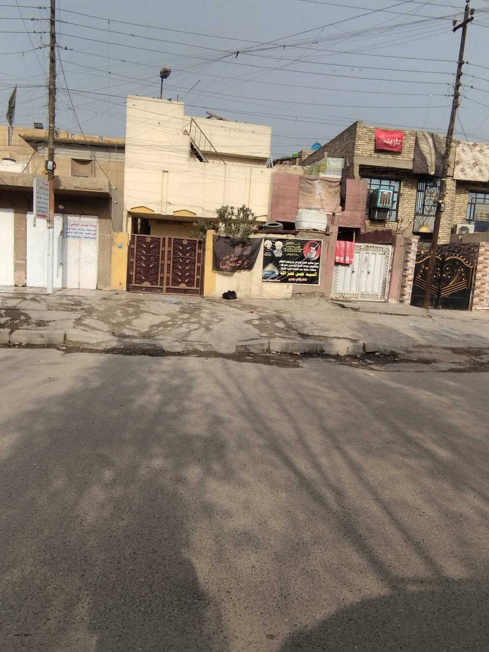 بيت مساحته 120 متر باسمي على شارعين شارع الرئاسه الرئيسي قريب الشارع العام قريب على الجامع الامام علي ع كهرباء خطين مولد بصفه كهرباء ابد ما تنطفي ماي ابي ثلاث خطوط البيت يحتوي عله استقبال وصاله وغرفه وملحقاته ولقاط الثاني يحتوي عله غرفتين وملحقاته  واجهه 6ونزال20للتصال ***********
