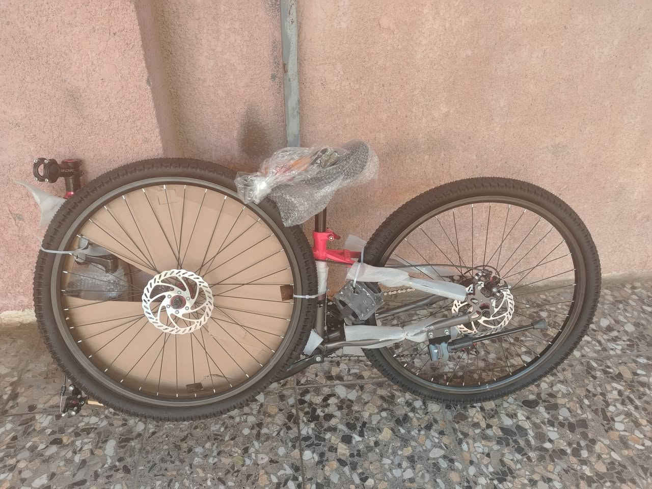 : دراجة SDF جبلية (جديدة بباكيت الغلاف) - سعر قفل نهائي 🚲🔥
​الماركة: SDF Bicycle الأصلية.
​الحالة: جديدة 100%، لم تستخدم نهائياً وباقي تغليف المصنع عليها.
​المواصفات:
​نظام فرامل دسك (Disc Brakes) متطور للأمان.
​دبلات (Sodors) أمامية لراحة تامة في الطرق غير المستوية.
​إطارات جبلية خشنة وقوية.
​مطابقة للمواصفات القياسية للجودة (GB 3565.2Y).
​تحمل الوزن: تصل إلى 80 كغم حسب تعليمات الشركة.
​السعر: 150,000 دينار عراقي (سعر نهائي غير قابل للتفاوض).
مكان بغداد بوب الشام ***********
