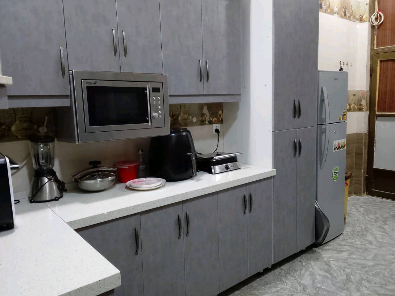 دار للبيع طابو صرف المساحه  150 متر بناء حديث 2024  كامل مكمل مابي نقص 
الطابق الأول استقبال وغرفه  ومطبخ مع الكاونــتـــــر مع الطباخ التركي مثل ماوضح بالصوره وصاله و حمام 
الطابق الثاني 3 غرف وصاله  العنوان بغداد المدائن  حي (التصنيـــــــــع)   الاستفسار والاتصال الرقم هـــ‏‪***********‬‏

(جيب غراضك واگعد)
فؤل ومكفول