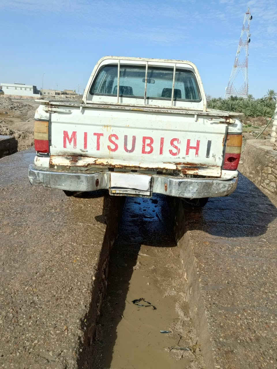 السلام عليكم سيارة بيكب مستبوشي موديل 93رقم الماني مداور مكينة وكير وشاصي واكسن كفالة سعرها 25مكاني سماوة مركز رقم الهاتف***********
