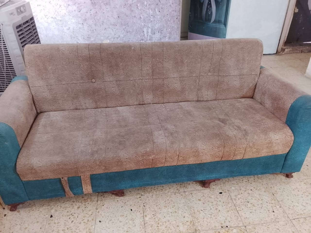 غرفة نوم 7 قطع
بهذا الشكل  مابيهة كسر فقط مراية الكنتور بيهة فطر  يردوهة ب280 وبيهة مجال 

غسالة سامسونگ شغالة  يبس ينزل مي منهة ميعرفون السبب ممكن وسخ متجمع يردوهة ب 100 الف وبيها مجال 

تخم قنفات 2 كراسي 2 مابي اي ضرر ولا كسر ولا خسف مع الكوشات 
بس ينرادلة تنظيف يردوا ب75 الف 

المكان / الكريعات 
***********
