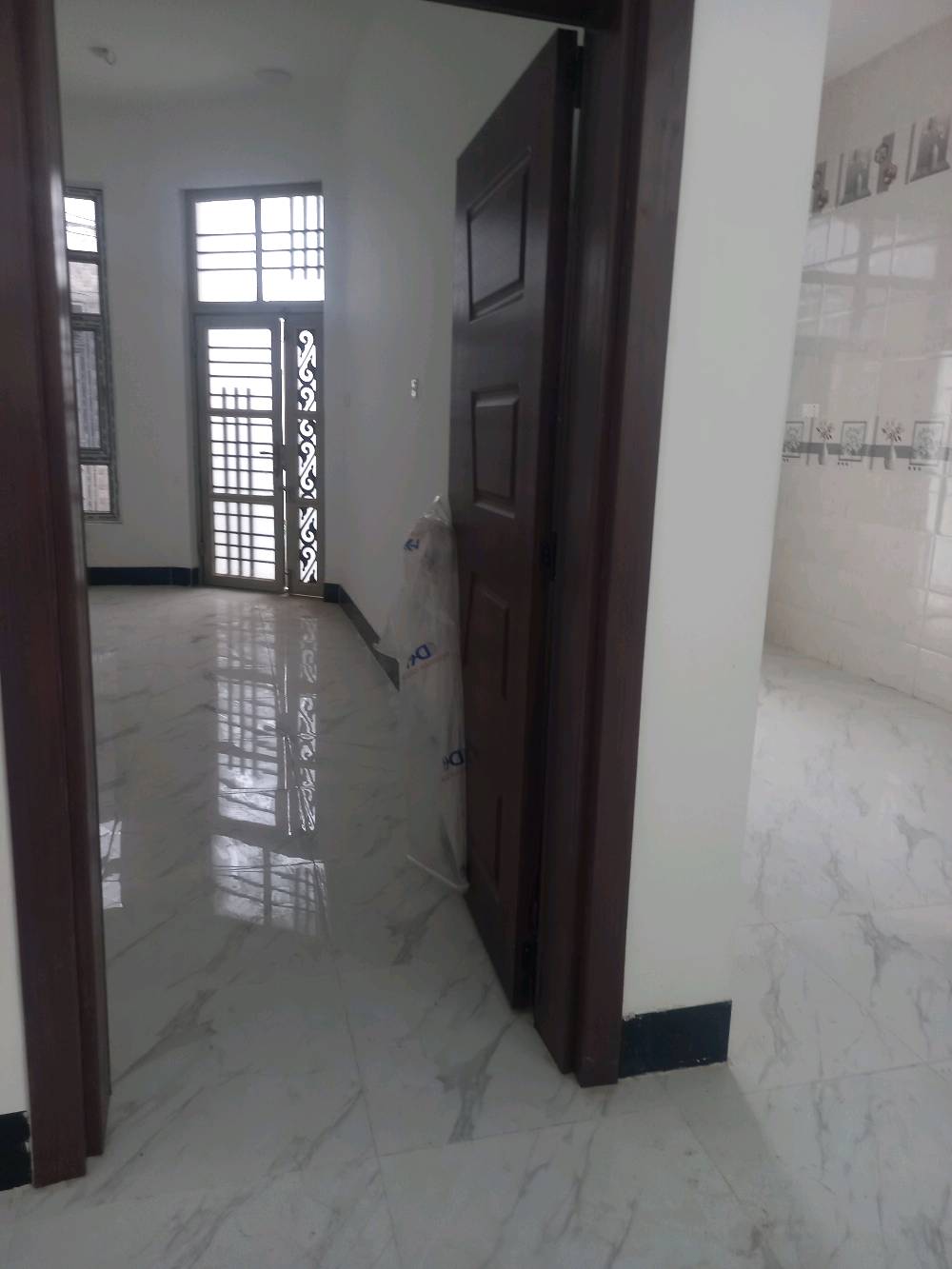 بيت للبيع 🏠 بناء 2026 طابو ملك صرف
بناء طابوك
البيت جاهز من كلشي ✅️
مساحة 156 وربع
 الوجه 6 وربع 
نزال 25
شارع 20 
نافذ على شارع 40 سايدين الجامعة 
يتكون البيت من طابق ونصف
الطابق الارضي مطبخ حار و بارد 
استقبال و صالة كبيرة
غرفة نوم و ثلاث صحيات و منورين
الطابق الاول 
صالة كبيرة وصحيات
والبيت مصبوغ داخل وخارج  
مسحوب علي قرض اسكان ومستمرين بالدفع 
العنوان _ الفلوجة _ حي المنصور _ مقابل بانزين خانة الجوهرة _ قرب جامعة الفلوجة
***********
( ( 💵 90 مليون وقابل للتفاوض 💵 ) )
