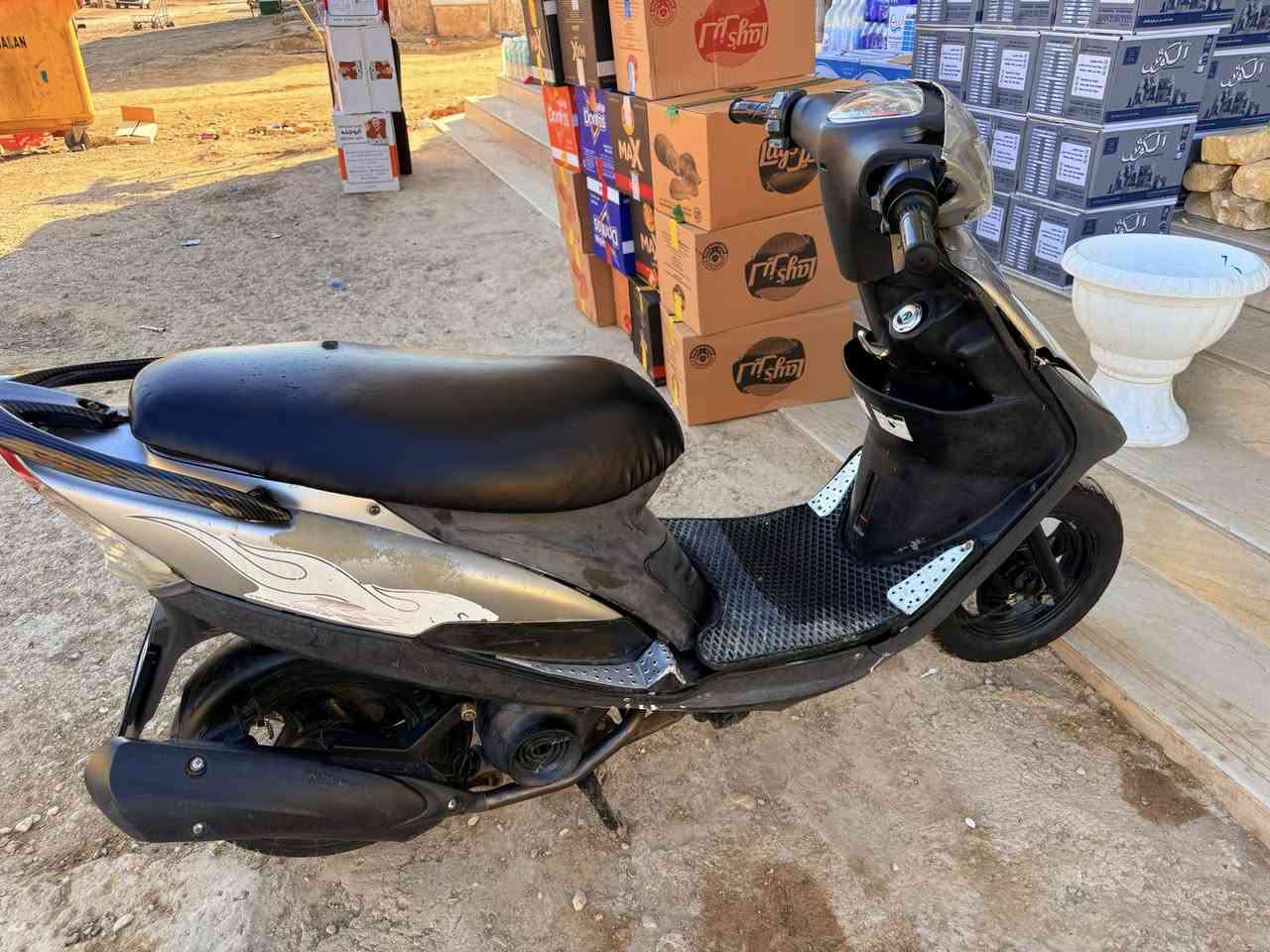 سلام عليكم دراجه ماكس للبيع نضيفه  وجديد عراضه كله بلاديه مكاني كوت خاجيه ***********
