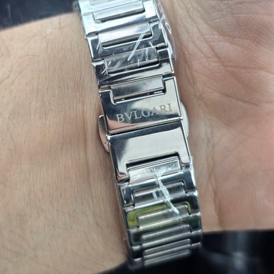 دكّة الساعچيـي ⌚️
.
BVLGARI Octo Roma Chronograph 🏛️
من قلب روما — لمعصمك.
لما بنى الرومان معابدهم، اختاروا الشكل الثماني
لأنه يجمع القوة والجمال معاً.
BVLGARI أخذ نفس الفلسفة — وصنع ساعة.
🟤 Brown — لصاحب الطابع الدافئ المميز 
🥈 Silver — للنظافة والرقي الهادئ
✦ هيكل 42mm ستانلس ستيل — لمعة وميت
✦ زجاج سفير من الأمام والخلف
✦ نقش Clous de Paris الماسي الأيقوني
✦ حركة داخلية BVL 399 أوتوماتيك
✦ مقاومة ماء 100 متر
✦ كرونوغراف ثلاثي العدادات
إيطاليا مو بس موضة — إيطاليا فن، تاريخ، وساعة على معصمك.🔥🔥
.
للحجز والاستفسار دايركت او على الواتساب 📲
يتوفر توصيل لجميع المحافظات 🚚
#العراق  #viral #reels #trending #luxury


**إذا كنت صاحب هذا الإعلان وتريد حذفه لأي سبب، رجاءا أرسل رسالة إلى الدعم الفني**