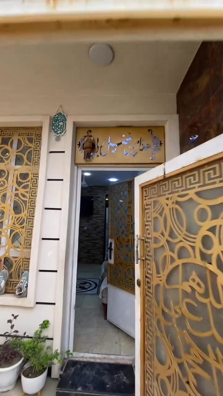 السلام عليكم
دار للبيع مساحه ٥٠ م يحتوي على صاله مطبخ ٣ غرف 
نوم خدمات موقع الدار شارع بين النسائم ولجنابي 
للستفسار ***********
