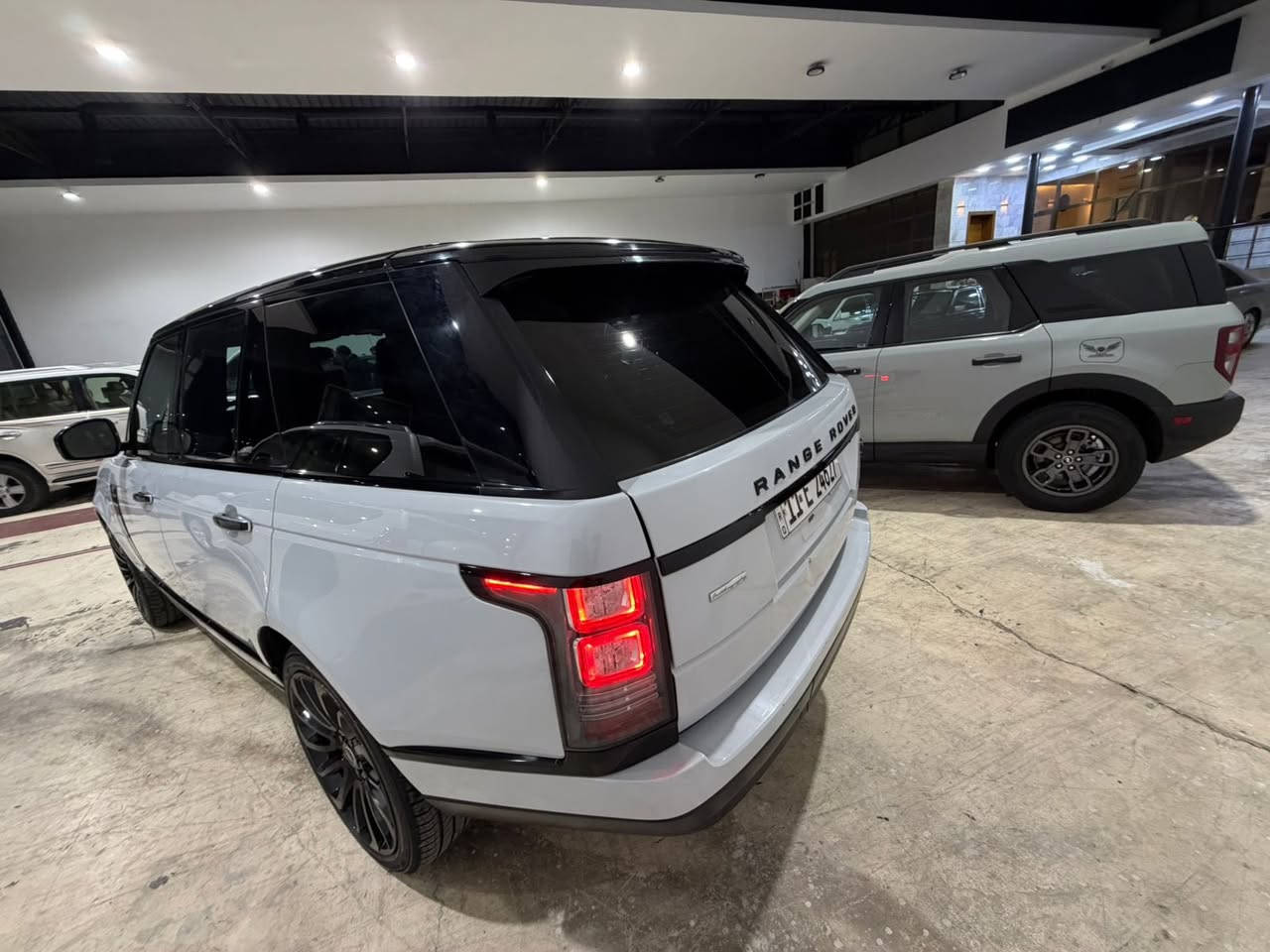 للبيع فقط رانج روفر فوك رقم بغداد الماني 2016
📌📌الفئه اتو باي كرافي 
📌📌الون ابيض صدفي 
VIB 📌📌
📌📌داخل احمر 
📌📌محرك سوبر جارج V8
📌📌بانورامه 
 📌📌مساج 
📌📌وكالت سردار 
عنوان السيارة معارض النهضه شركت الكرادي 
الهاتف ***********عبدالله حسين الكرادي
