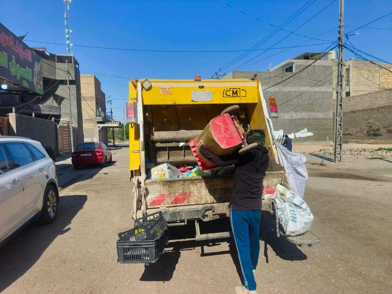 استمرار حملات رفع النفايات وغسل الشوارع ضمن الخطة الخدمية اليومية

بإشراف مسؤول القسم البلدي الرابع المهندس علي مهدي حليص تواصل الملاكات الخدمية حملاتها اليومية برفع النفايات وغسل الشوارع باستخدام الكانسات التخصصية بهدف الحفاظ على نظافة حي ميسان والارتقاء بالواقع الخدمي بما يسهم في توفير بيئة نظيفة وصحية للمواطنين

وتؤكد إدارة القسم استمرار هذه الحملات وفق الخطط الميدانية المعدة داعية المواطنين الكرام إلى التعاون مع الملاكات الخدمية والمحافظة على نظافة الحي ما فيه المصلحة العامة


**إذا كنت صاحب هذا الإعلان وتريد حذفه لأي سبب، رجاءا أرسل رسالة إلى الدعم الفني**