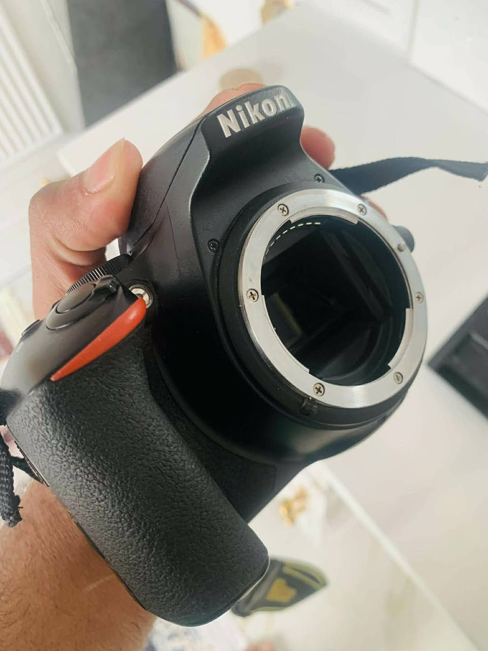 كامره نيكون5600لببيع مع جميع ملحقاته مثل ماموضح بل صوره لتفاصيل اكثر اتصال على الرقم  ***********
