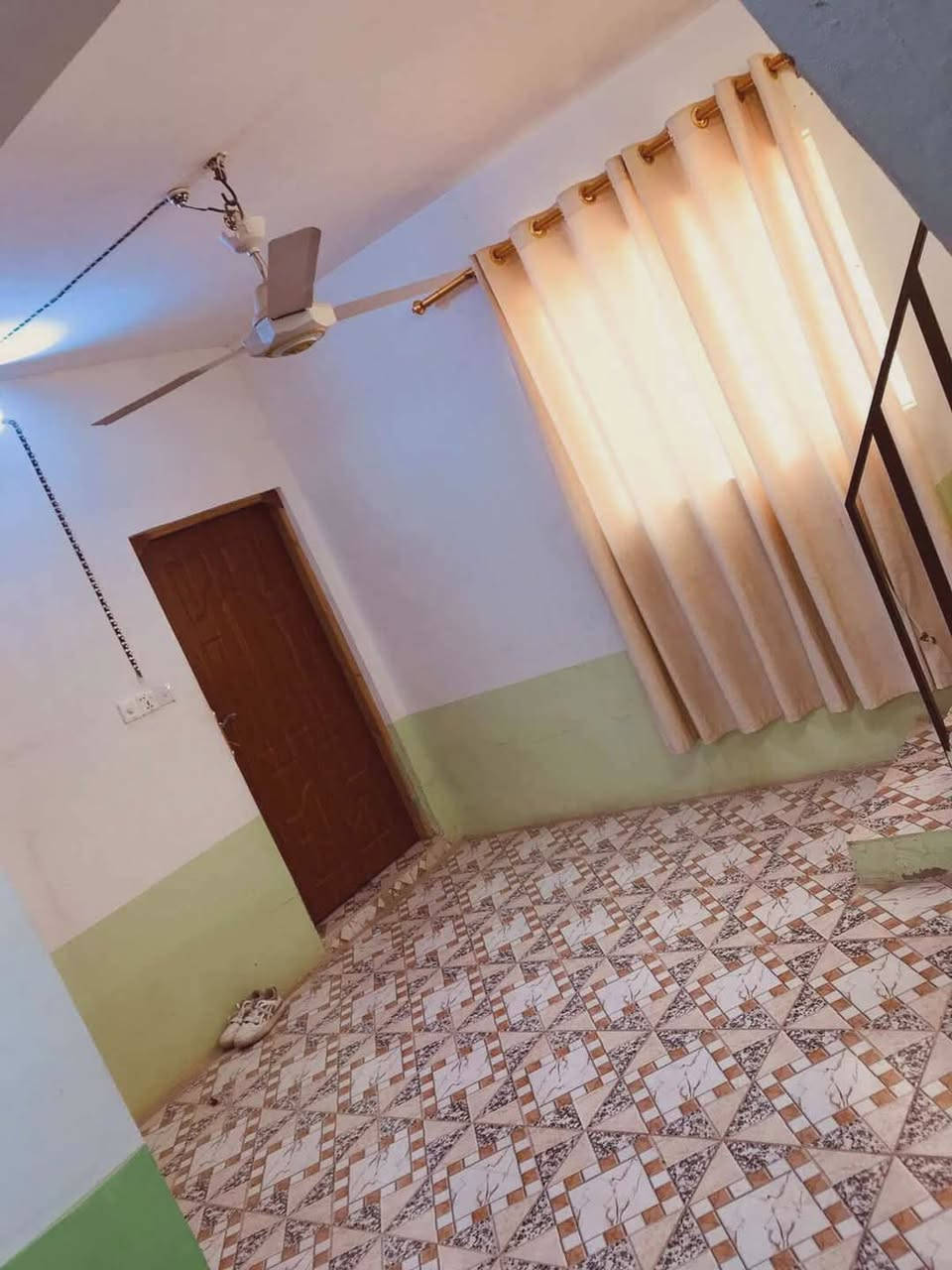 دار للبيع حي رحمة شارع مقرنص شارع كيات 100مربع طابقين ركن عالي عن شارع يحتوي عل 3 غرف نوم 2 صالات استقبال مجموعة من صحيات فوك جوة سعر 50بي مجال قليل  استفسار اكثر***********
