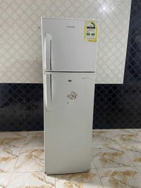 للبيع ثلاجه شغاله و تجمد السعر 125 و بيها مجال   للتواصل 07780922357