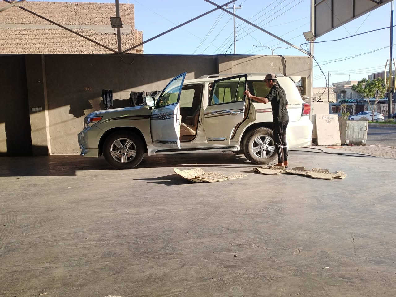 السلام عليكم للبيع لاندكروز 13محد 15بريم بدون حادث فقط رصعه بلباب الخلفي السعر 360 وبيها مجال قليل الإستفسار الاتصال بلرقم***********
