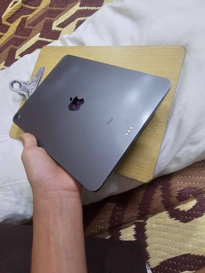 ايباد ابل اير4 للبيع بطاريه بال80 تليفون بلادي كامل شخط مابي ذ256 سعر 300 قفل متواجد واتساب ***********
