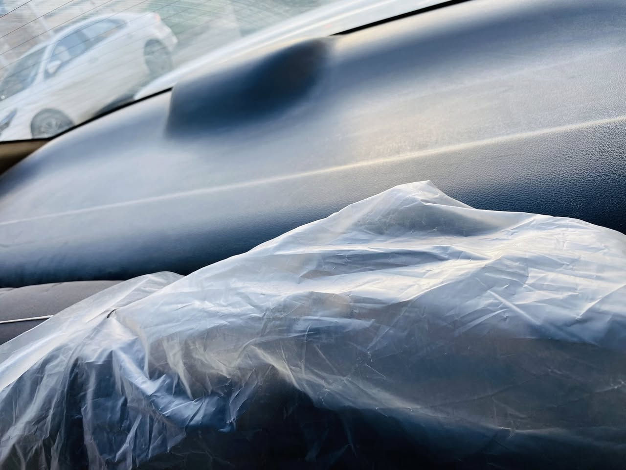 السلام عليكم وين الي يدور نضيف كيا سيراتو للبيع موديل ١٣مكفوله من الصبغ مواصفات السياره مكينه 1600دوش كير 6نمر حساس خلفي امامي مري شفط اشاير مري فول تحكم استرين وشفتات ويل كب 17  وبيه ويل اسود حجم 15 تخم تايرات جديده تبريد بيانو وبعض المواصفات الممذكوره امامكم سياره فول عدا البصمه والسلايت ارقام وسنوية كله جديد مكان السياره بغداد السعر122مجال حك الجيه فقط للستفسار***********
