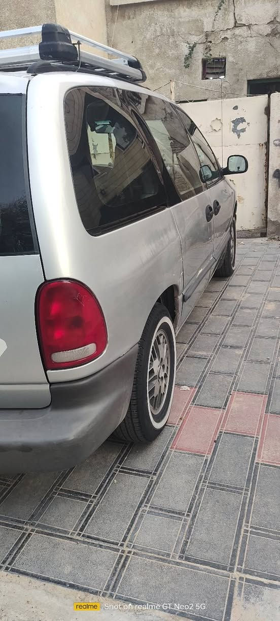السلام عليكم عندي دوج كرفان موديل 2000 للبيع سعر خمسين ورقة هاتف ***********
